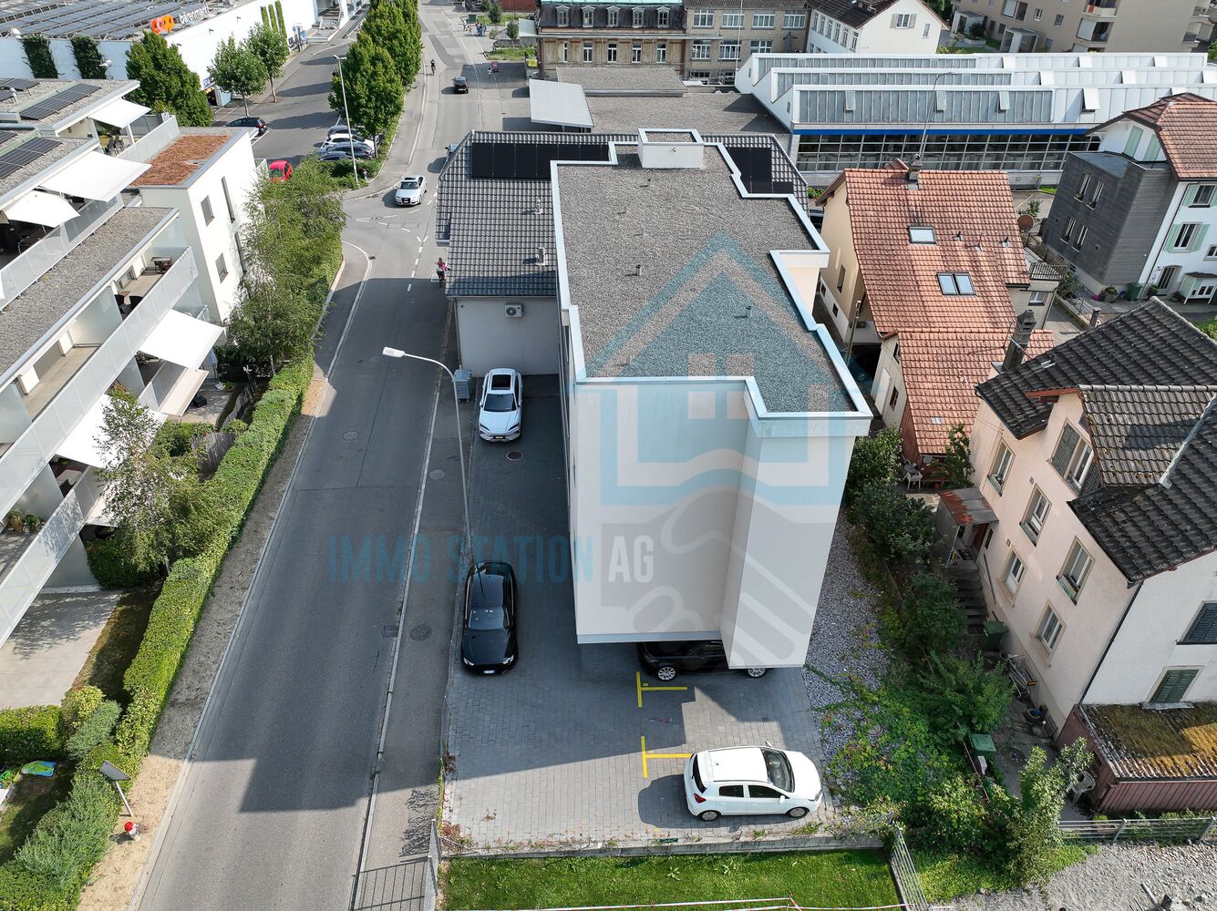 Luftaufnahme eines Wohn- und Geschäftsgebiets mit Flachdachgebäuden