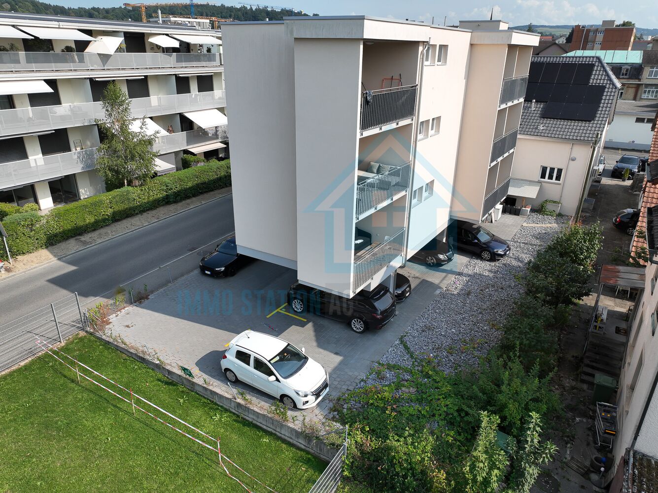Mehrfamilienhaus mit Außenansicht und Stellplätzen