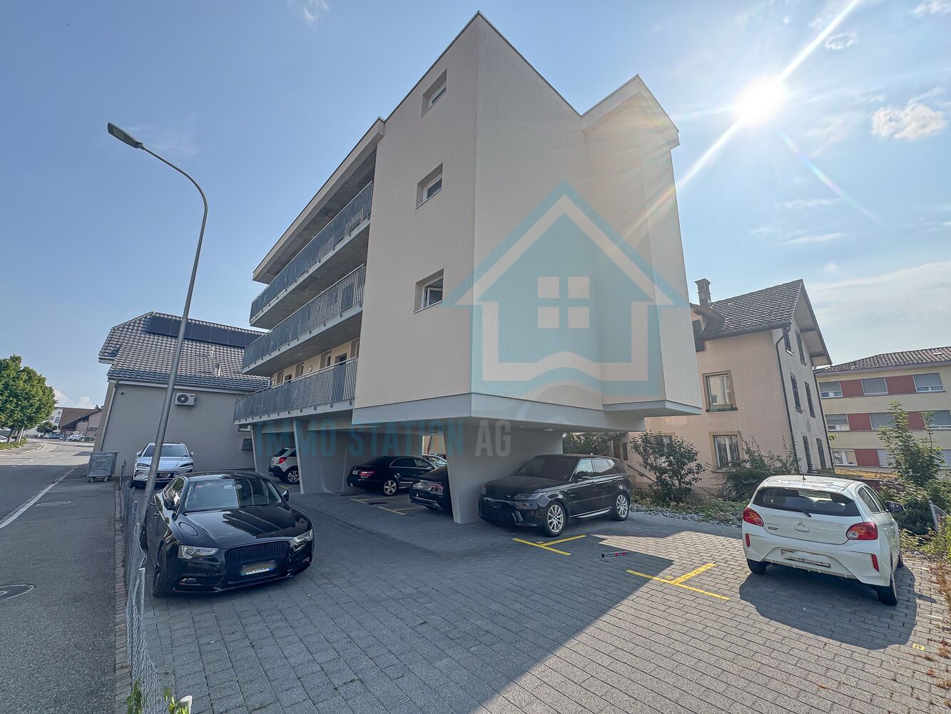 Modernes Mehrfamilienhaus mit Stellplätzen