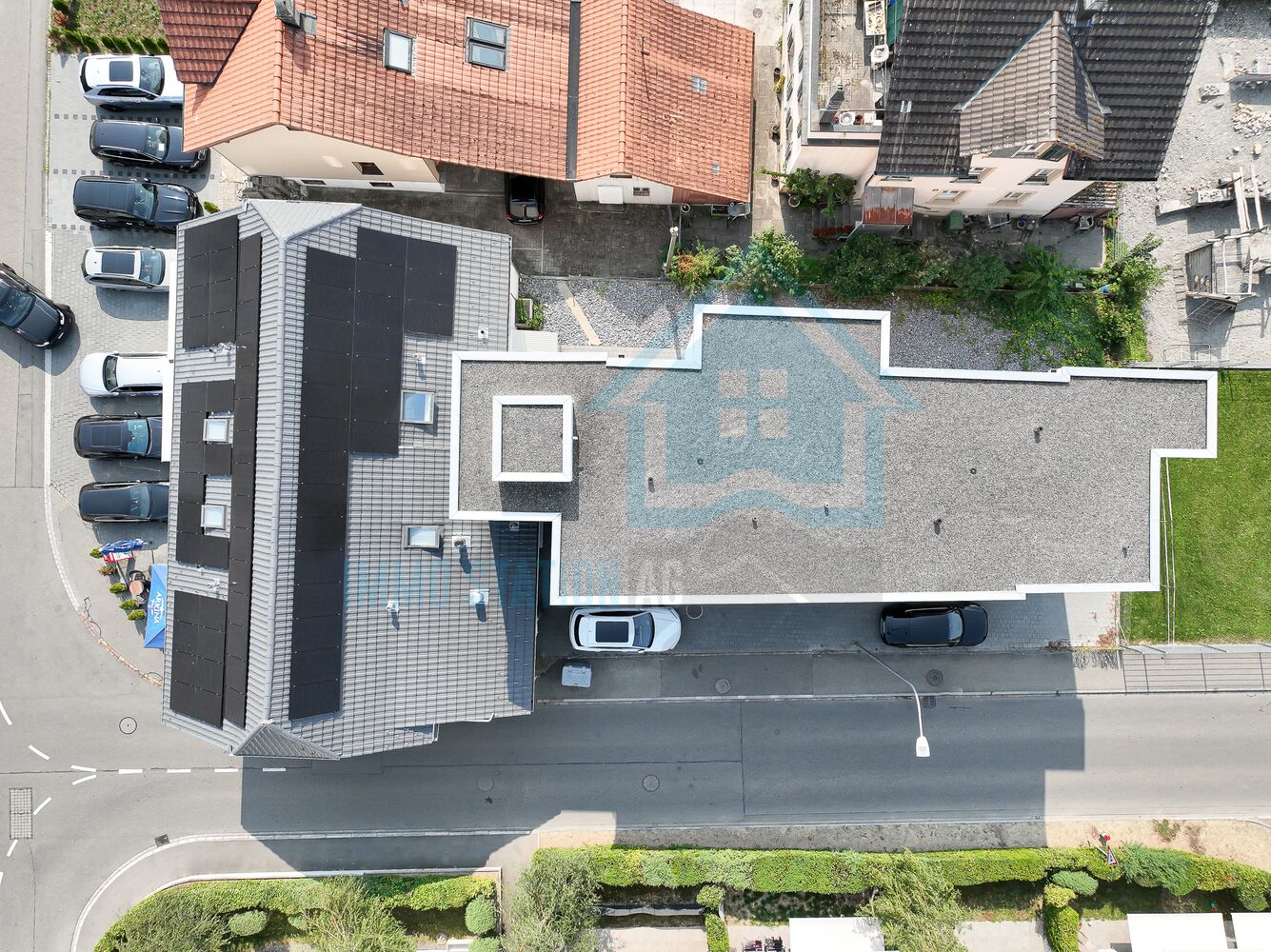 Drohnenaufnahme eines Hauses mit Solardach