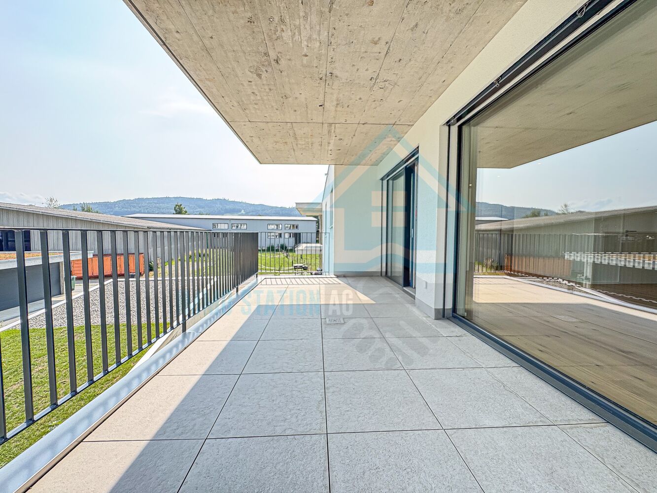 Moderne Terrasse mit großem Glasgeländer