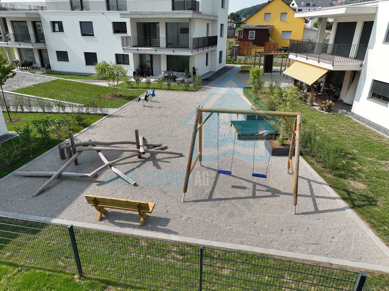 Moderner Innenhof mit Spiel- und Grünflächen