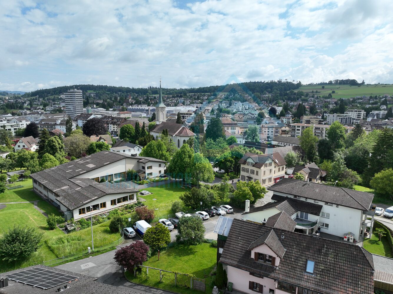 Städtische Panoramaansicht mit Kirchenzentrum und Wohnbebauung