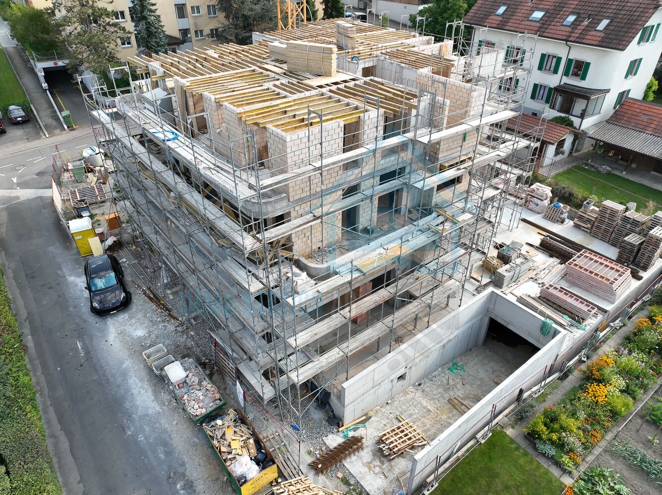 Bauphase eines Mehrfamilienhauses mit Gerüst