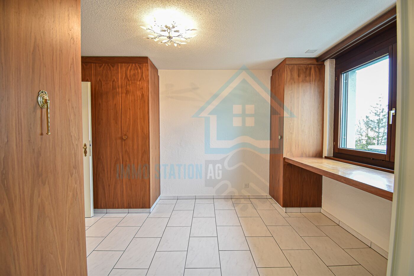Flur mit Holzverkleidung und Fensterbank