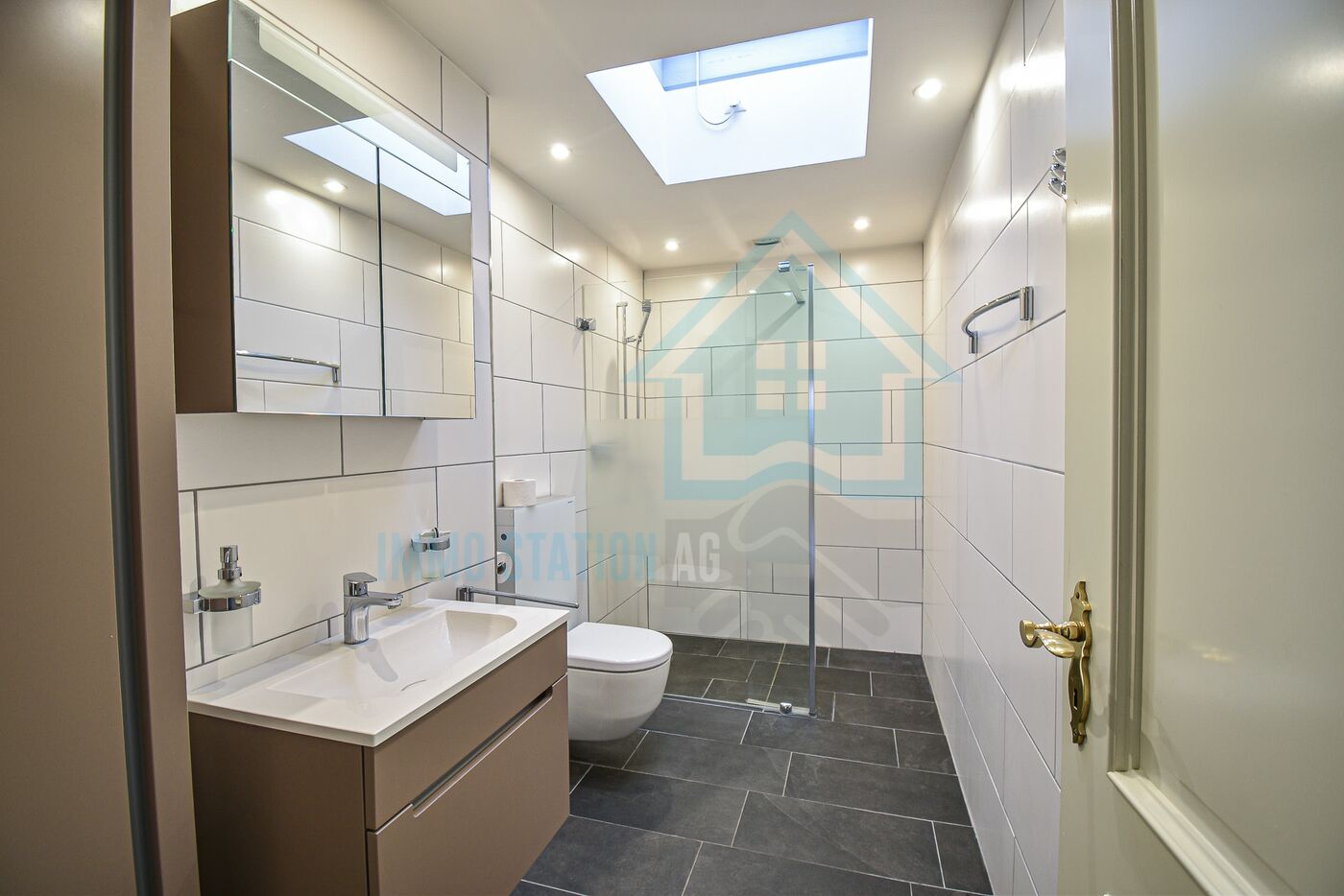 Modernes Badezimmer mit Dachfenster