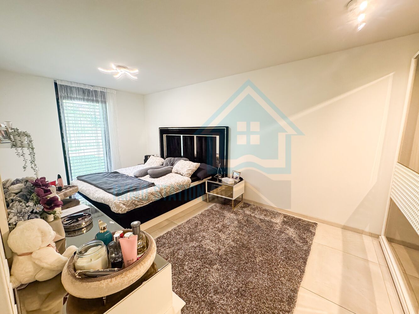 Modernes Schlafzimmer mit großem Bett und heller Einrichtung