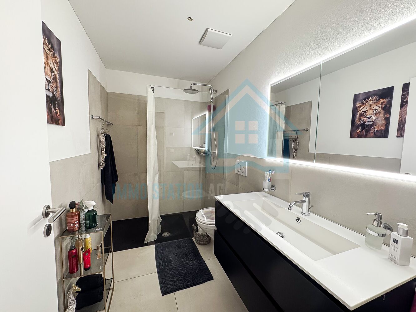 Modernes Badezimmer mit beleuchtetem Spiegel und Walk-in-Dusche