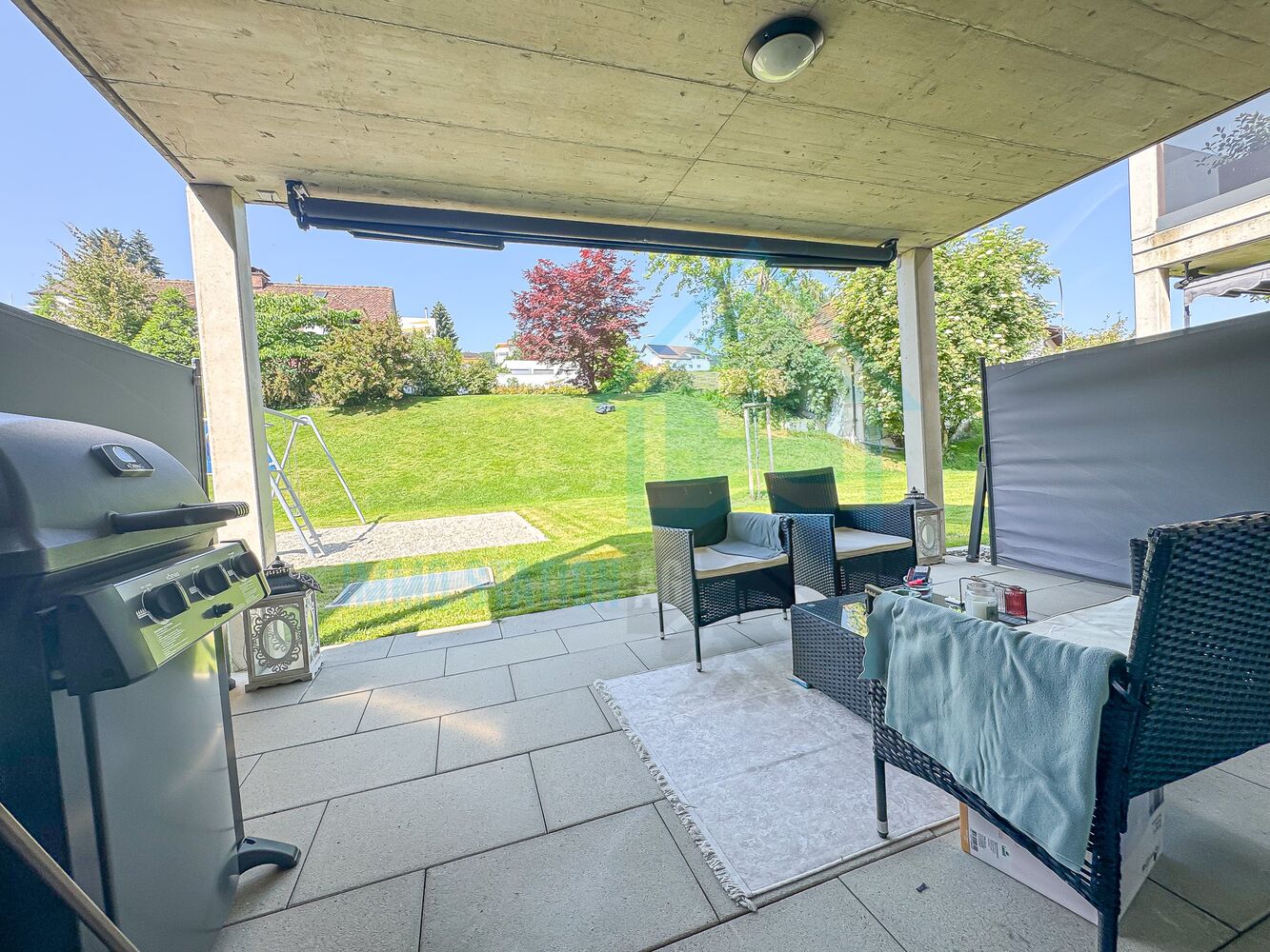 Überdachte Terrasse mit Gartenblick