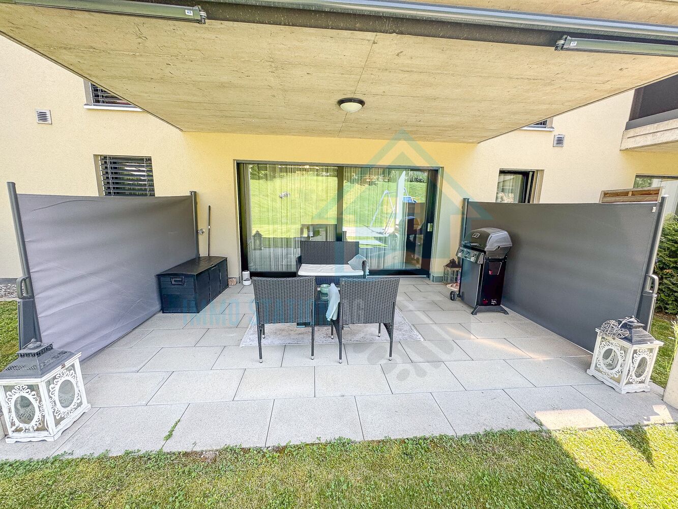 Überdachte Terrasse mit Sitzgruppe und Grill