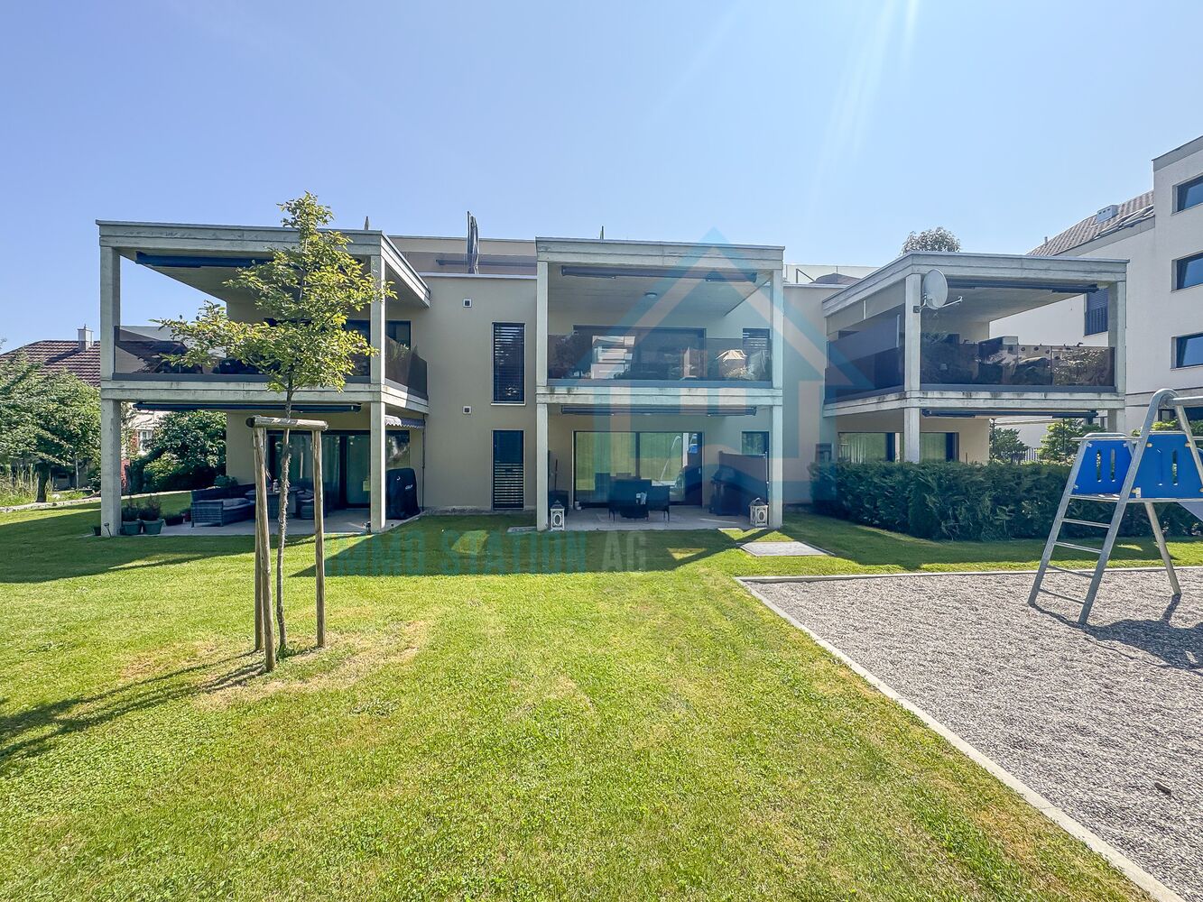 Moderne Wohnanlage mit Garten und Terrassen