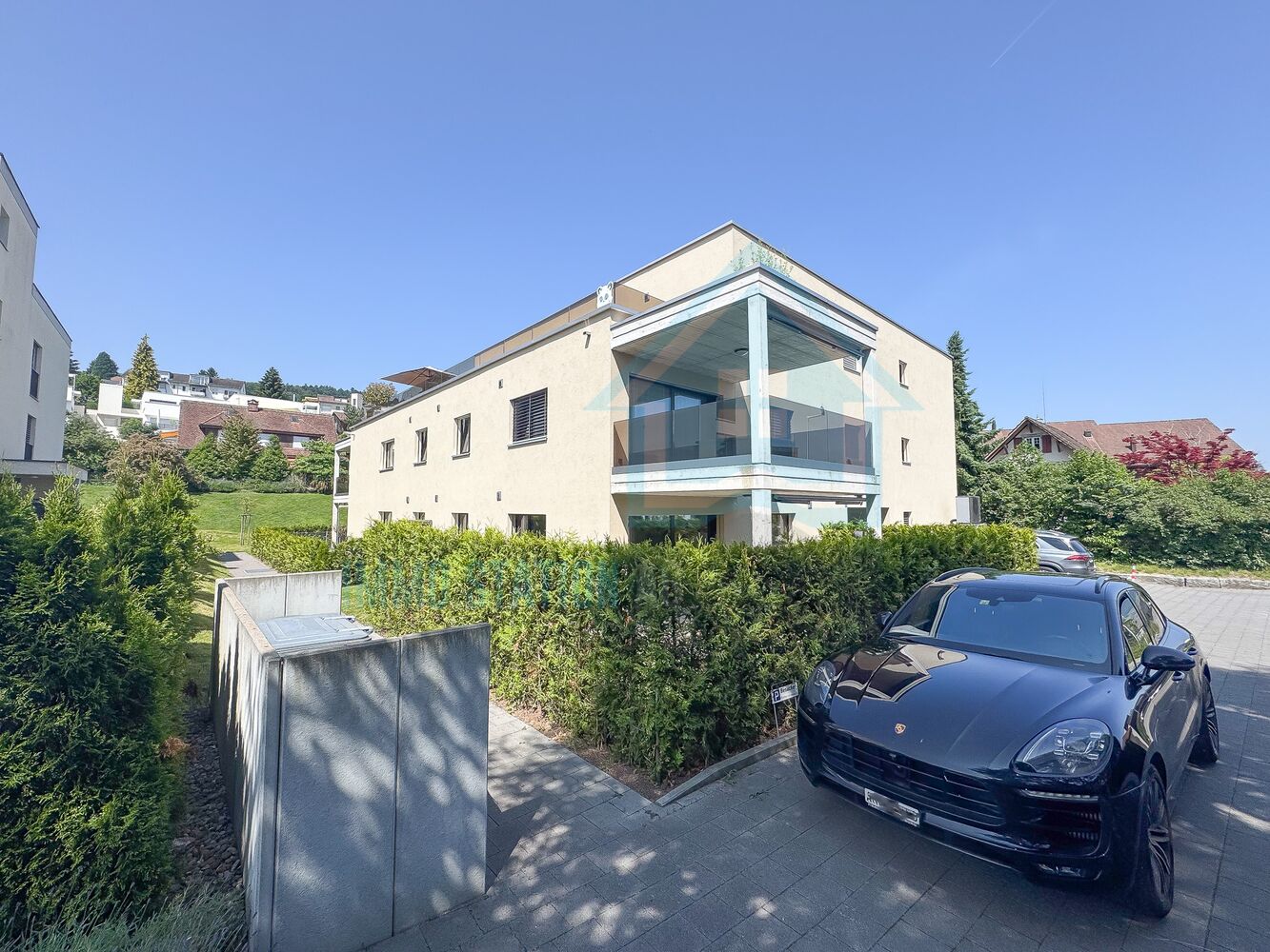 Modernes Mehrfamilienhaus mit Balkon und Vorgarten