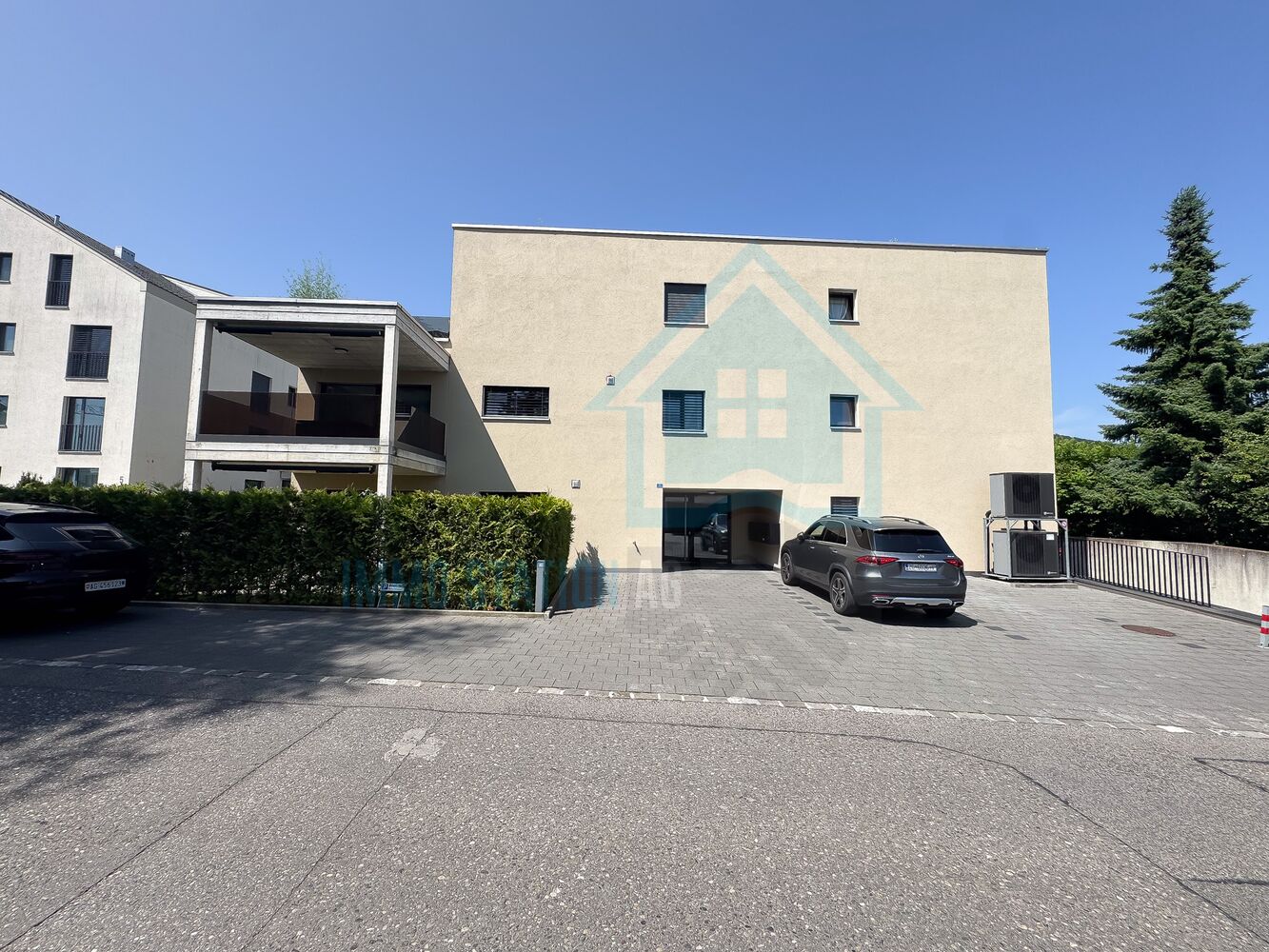 Modernes Mehrfamilienhaus mit Zufahrt und Stellplätzen