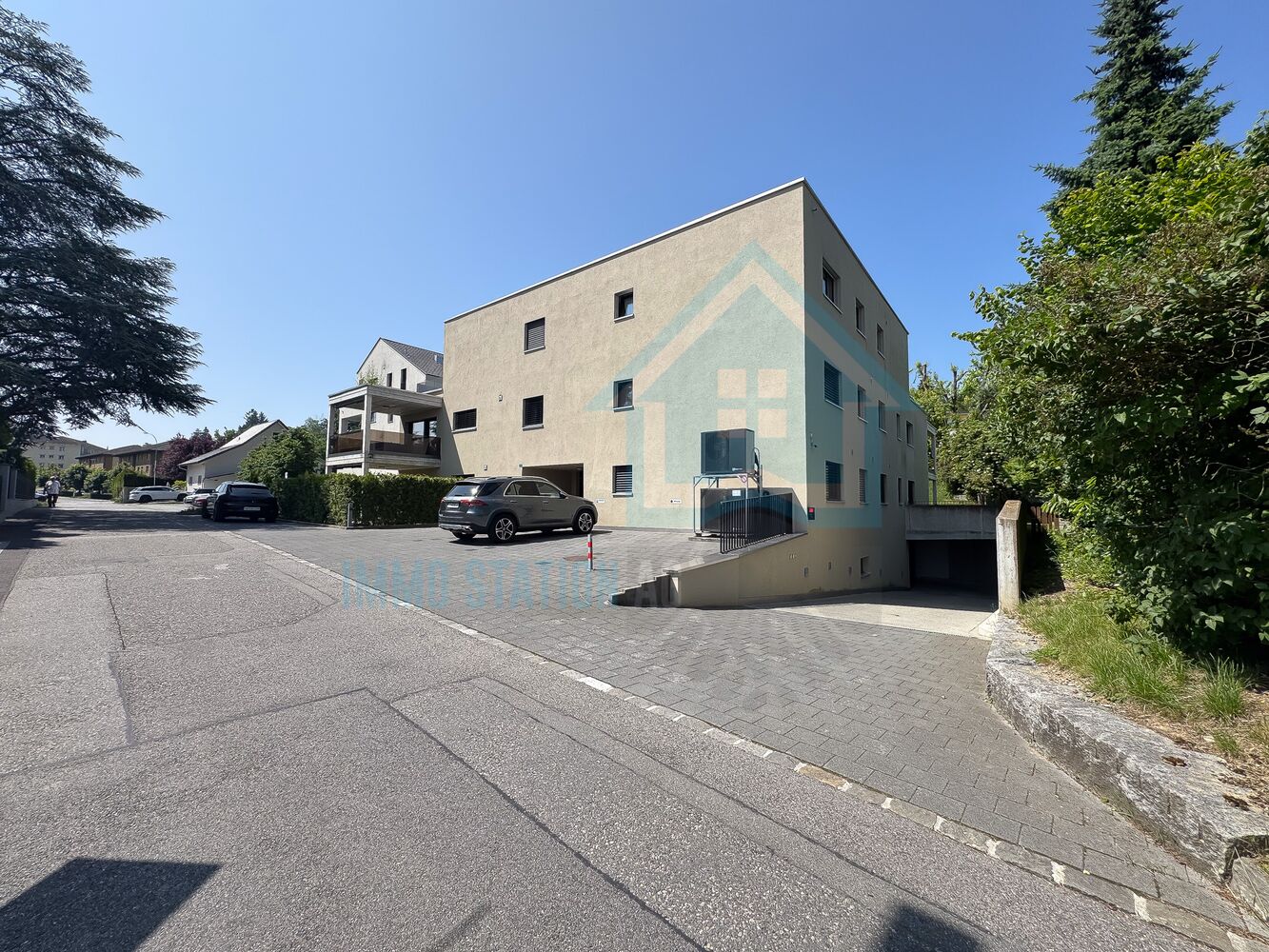 Mehrfamilienhaus mit Zufahrt und Stellfläche