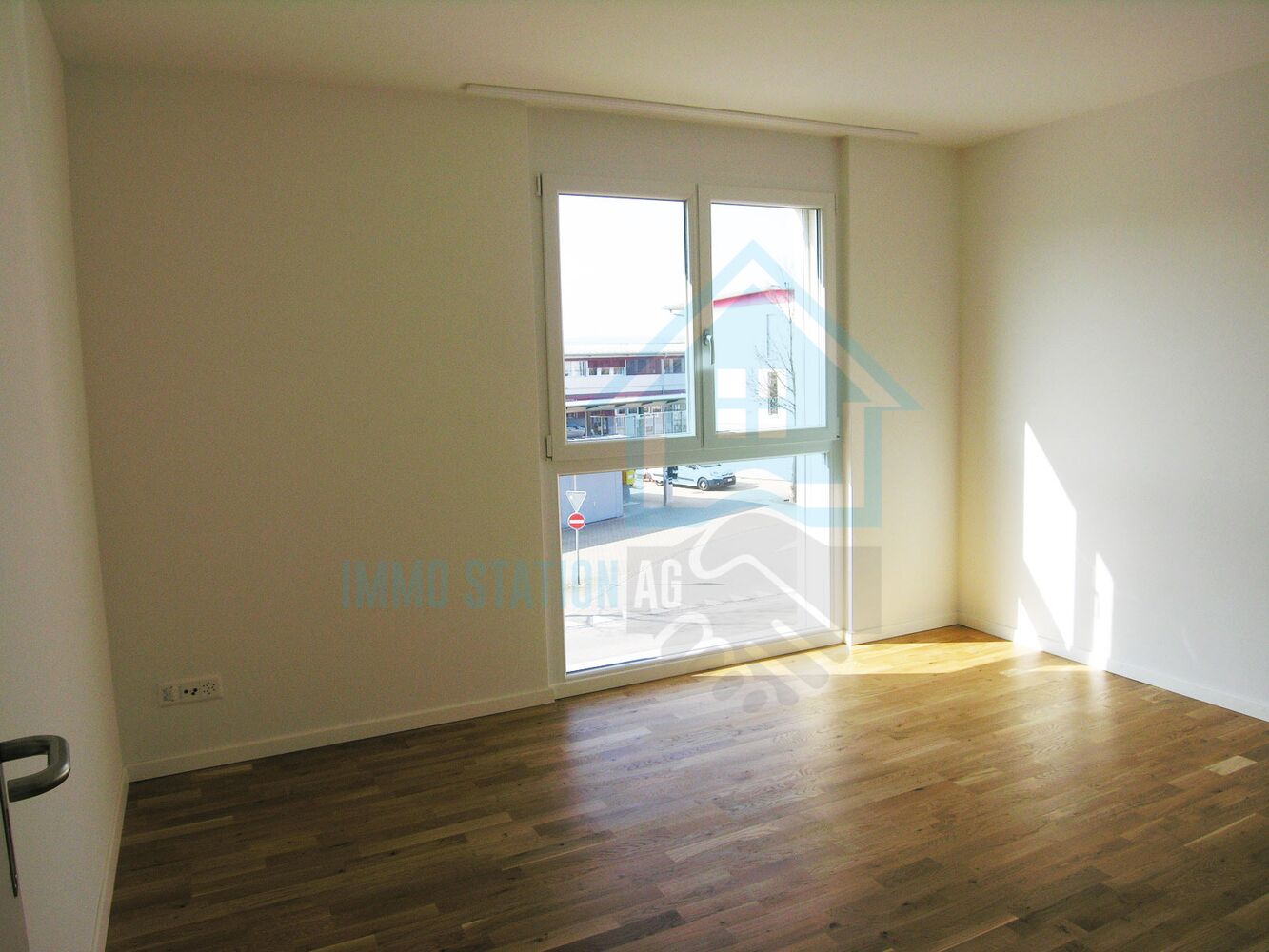 Heller leerer Wohnraum mit Balkon- oder Fenstertür