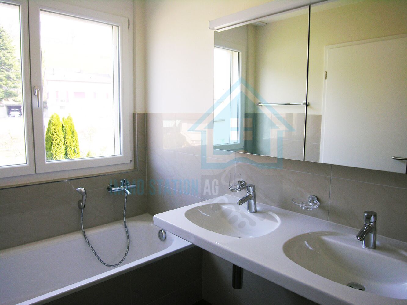 Modernes Badezimmer mit Doppelwaschtisch und Badewanne