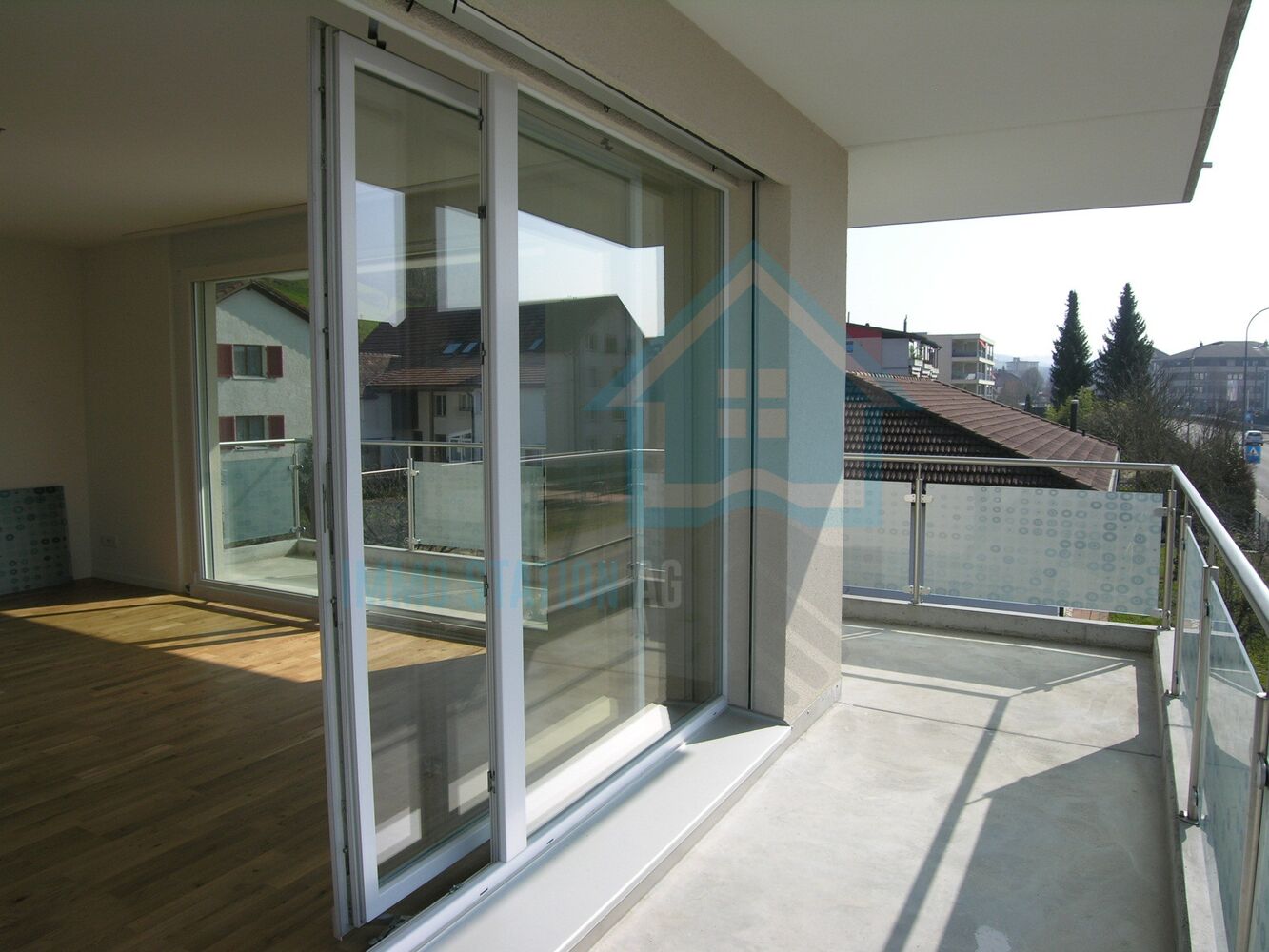 Heller Balkon mit Glasgeländer