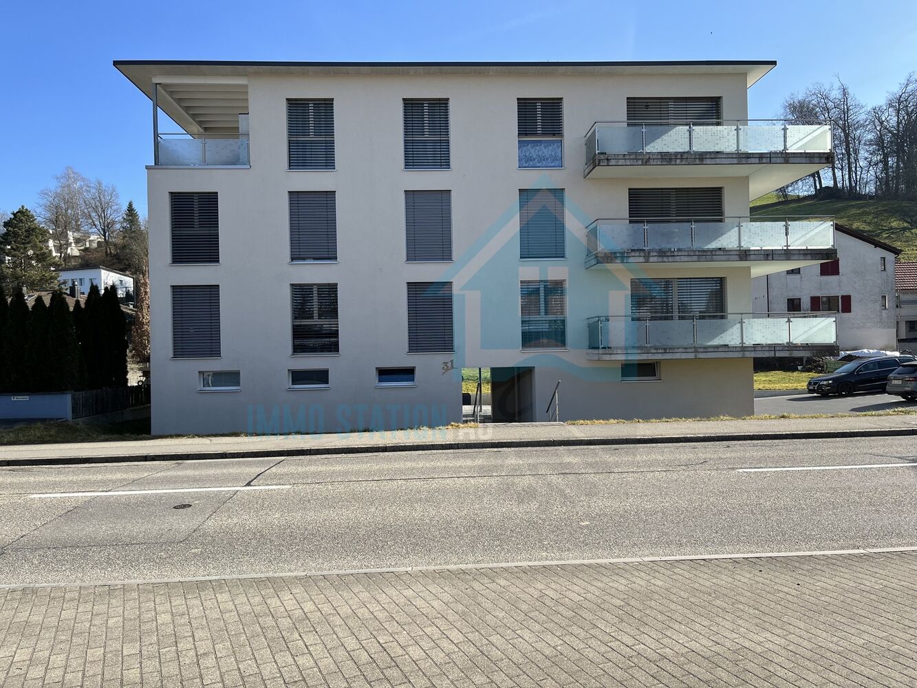 Modernes Mehrfamilienhaus mit Balkonen