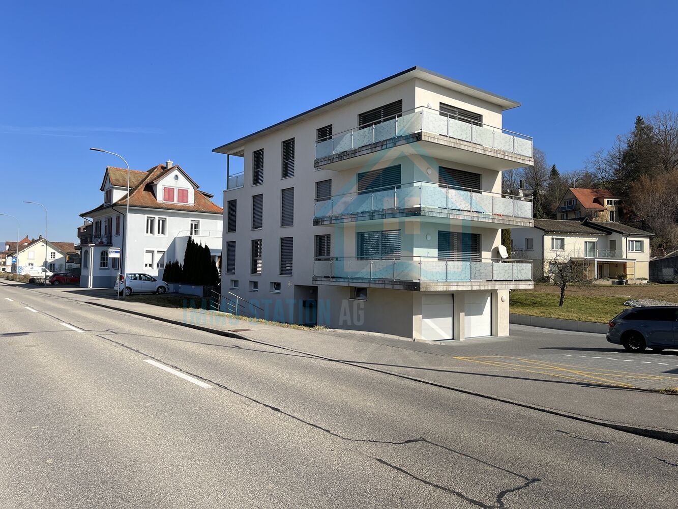 Modernes Mehrfamilienhaus an der Straße