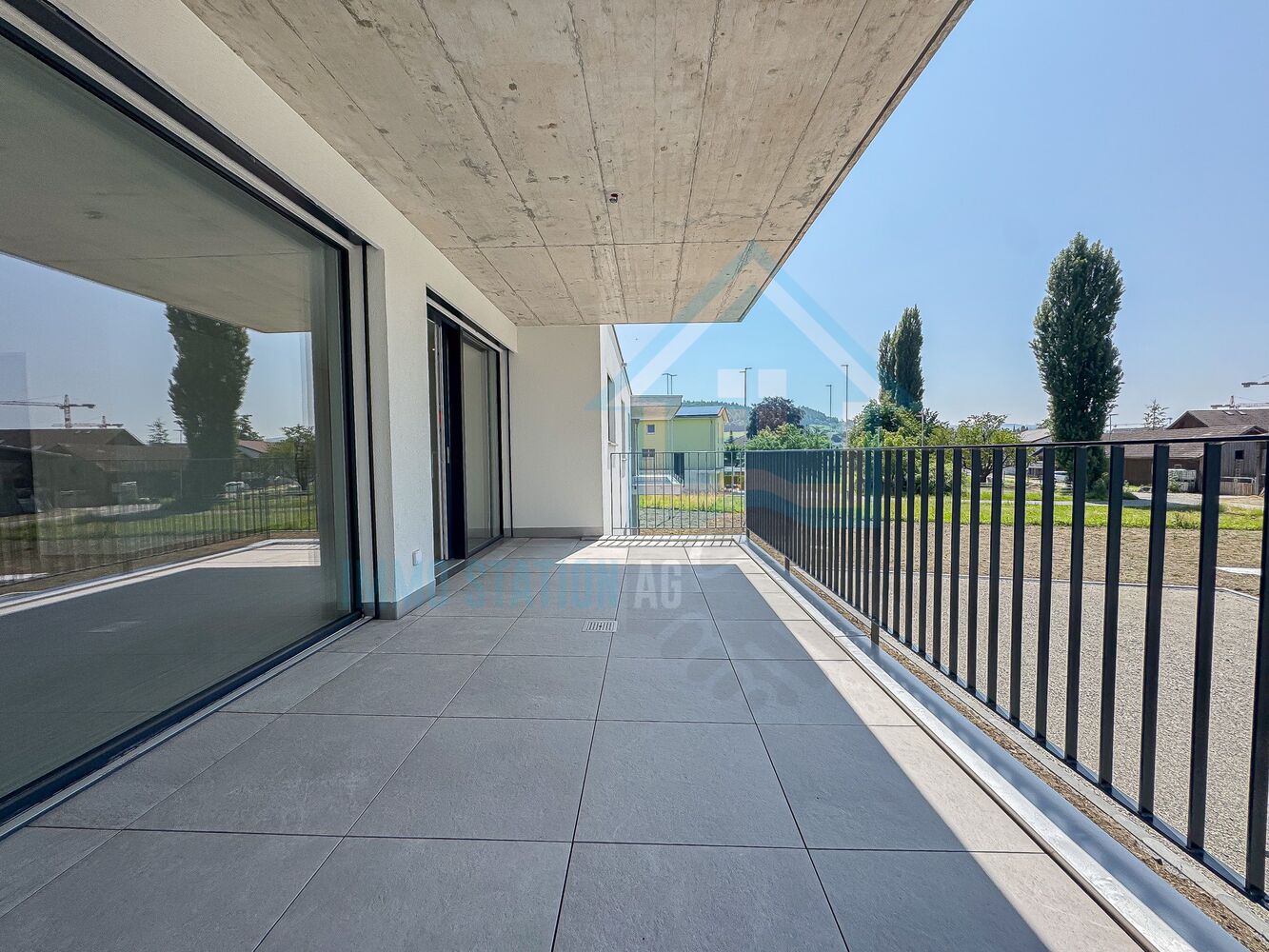 Moderne Terrasse mit großem Glasgeländer