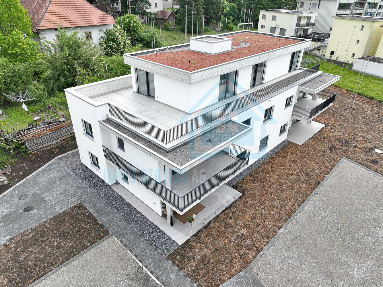 Moderne Dachterrassen-Mehrfamilienhausansicht