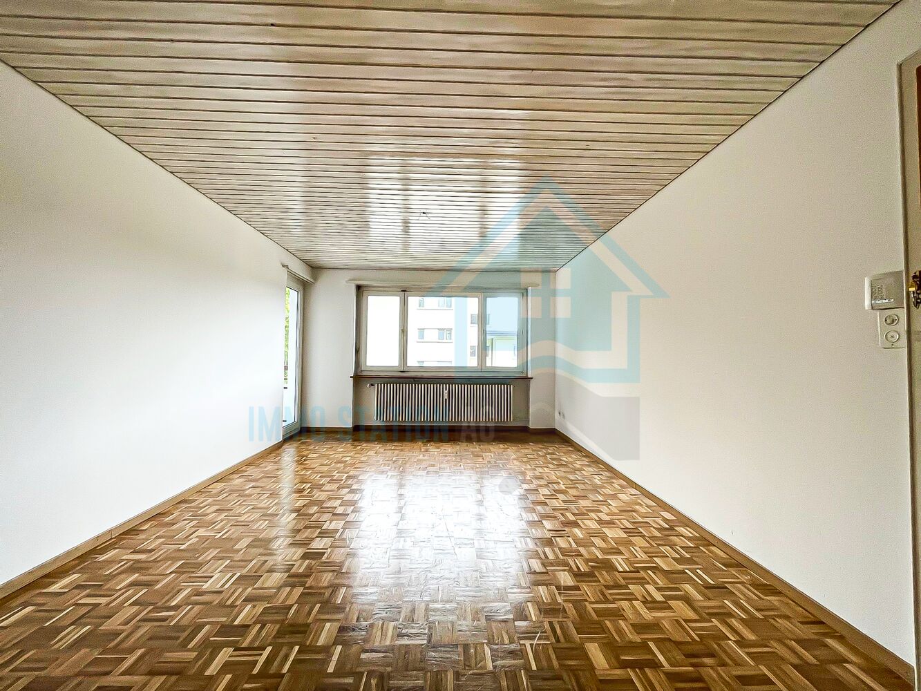 Langer heller Raum mit Holzdecke und Parkett