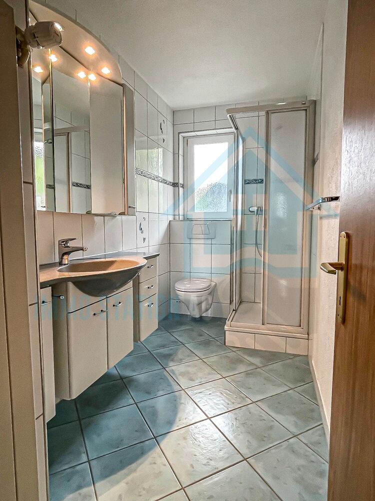 Kleines Badezimmer mit Dusche und WC