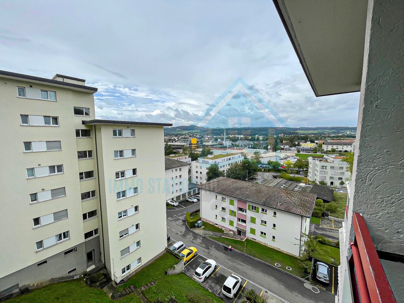 Blick vom Balkon auf Wohnhäuser und Stadtlandschaft