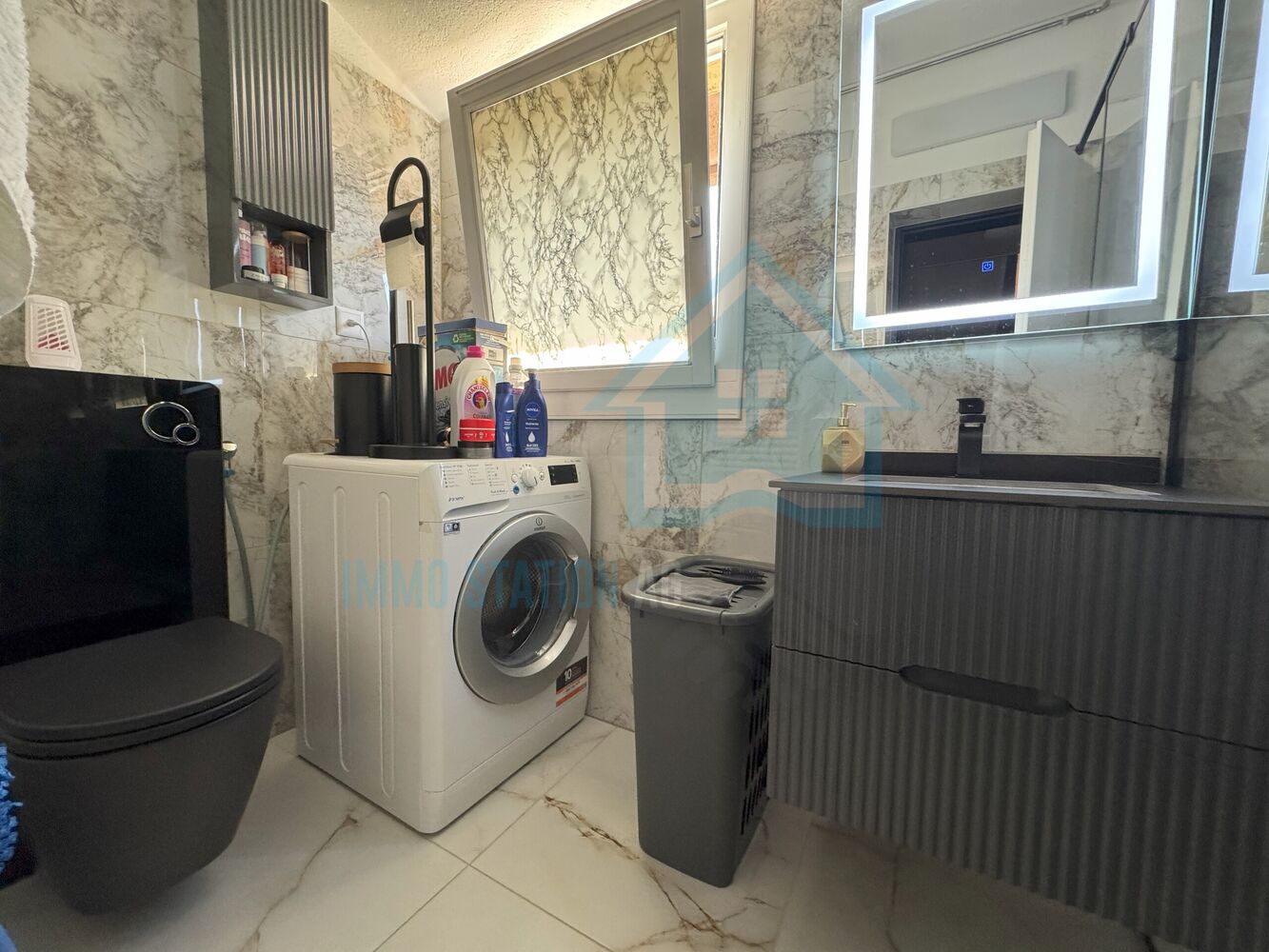 Modernes Badezimmer mit Waschmaschine