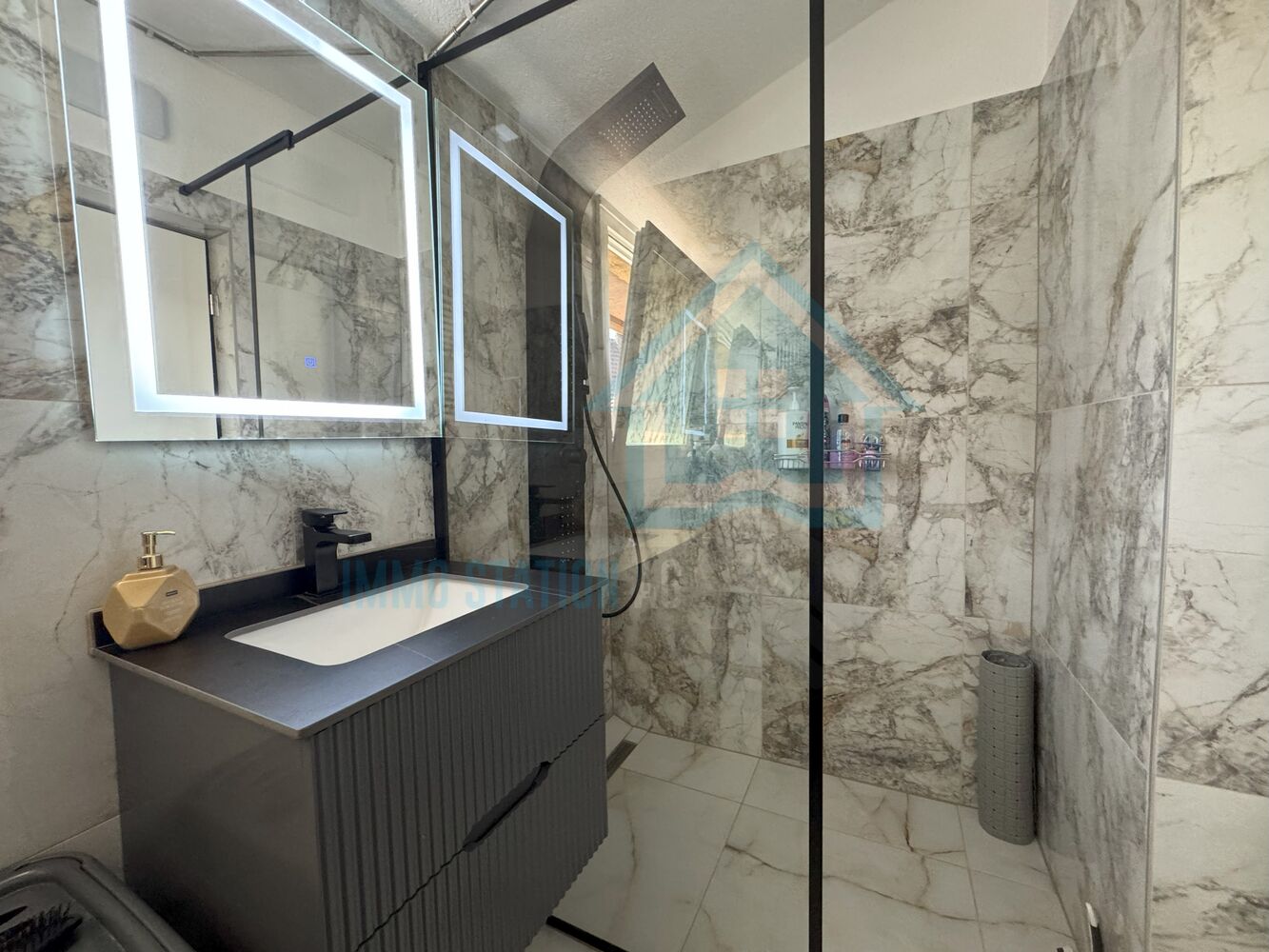 Modernes Bad mit begehbarer Dusche und LED-Spiegelschrank