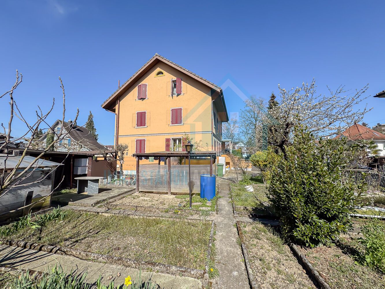 Gelbes Wohnhaus mit Garten