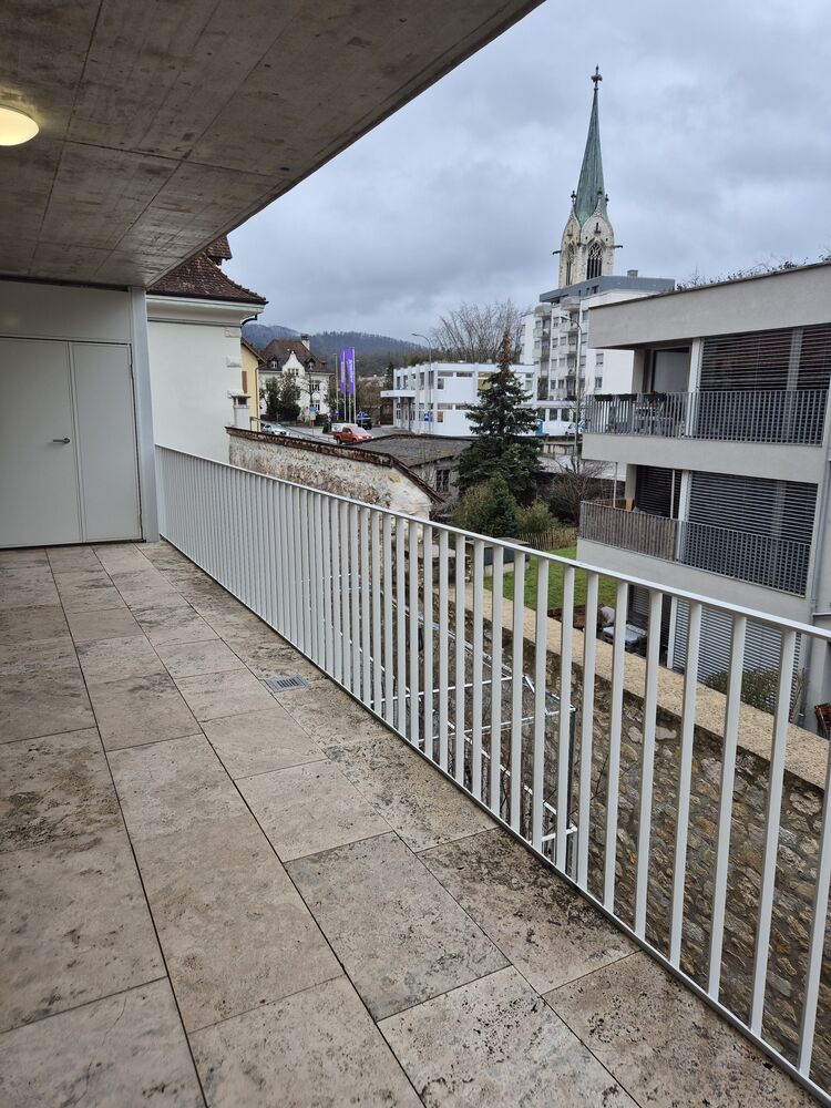 Überdachter Balkon mit Stadtblick