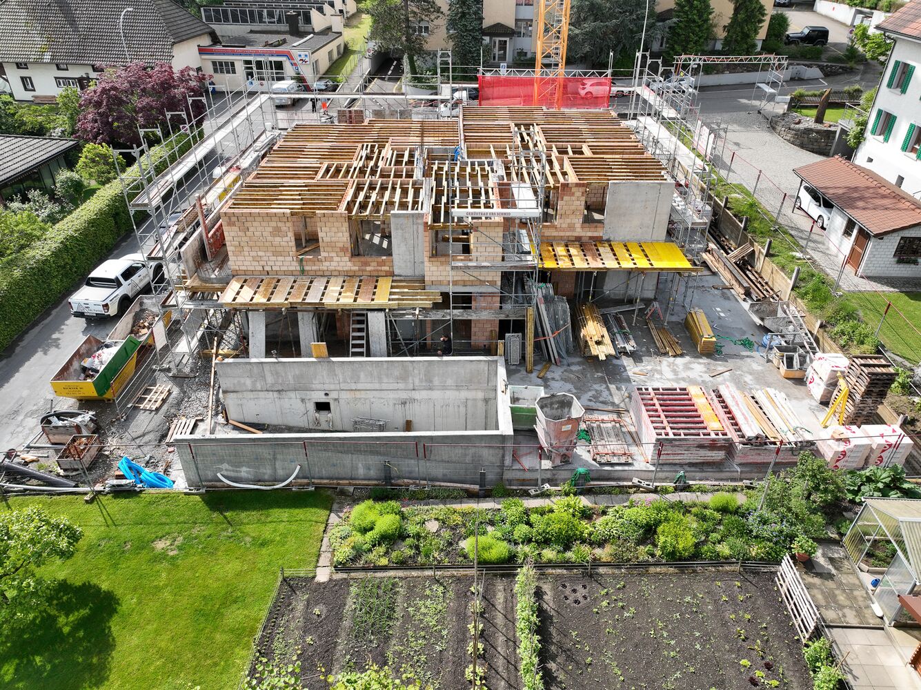 Große Baustelle eines Wohnhauses von oben