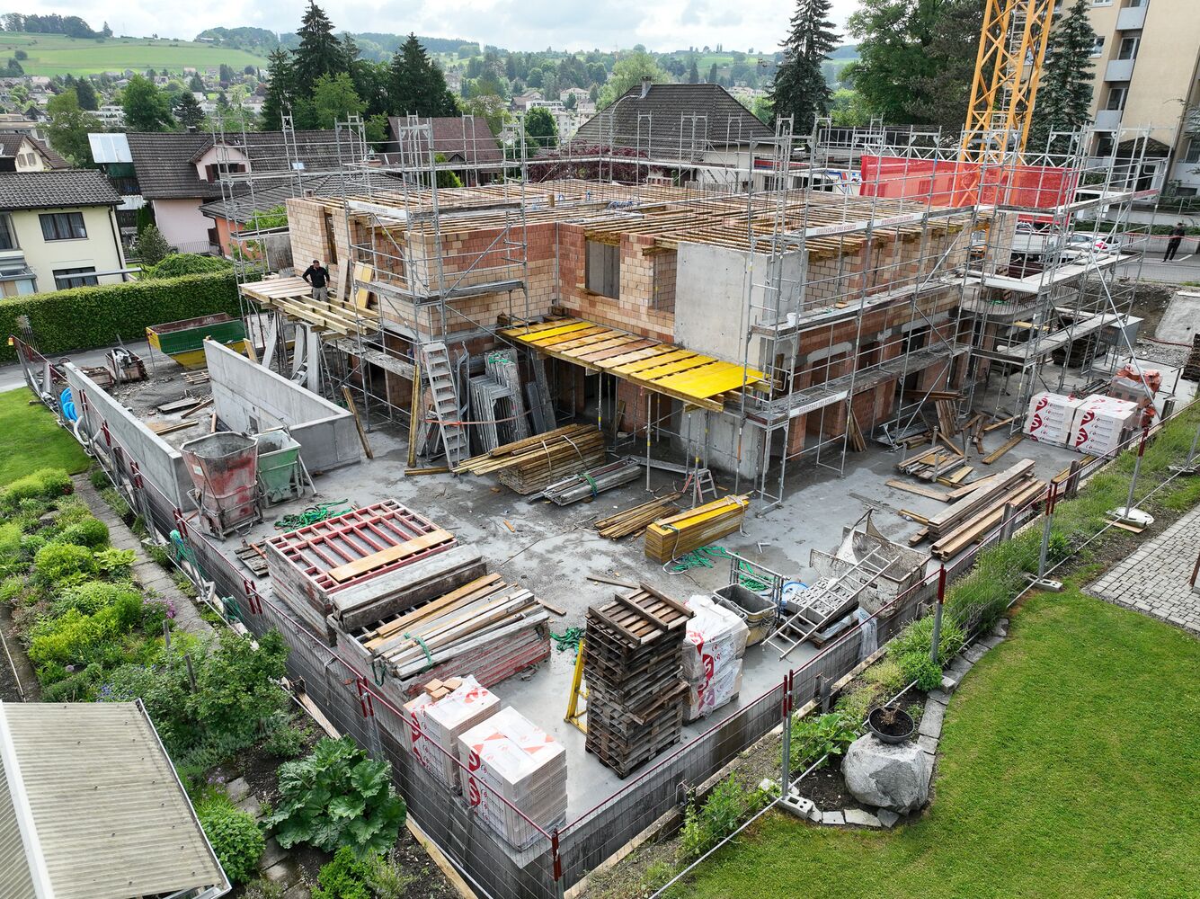 Rohbau eines Mehrfamilienhauses mit Gerüst