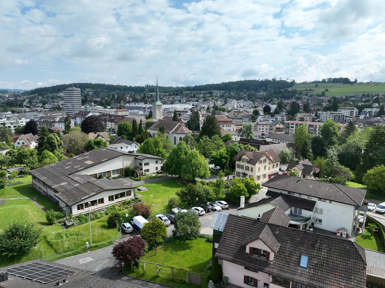 Städtische Luftaufnahme mit Wohn- und Gewerbegebäuden