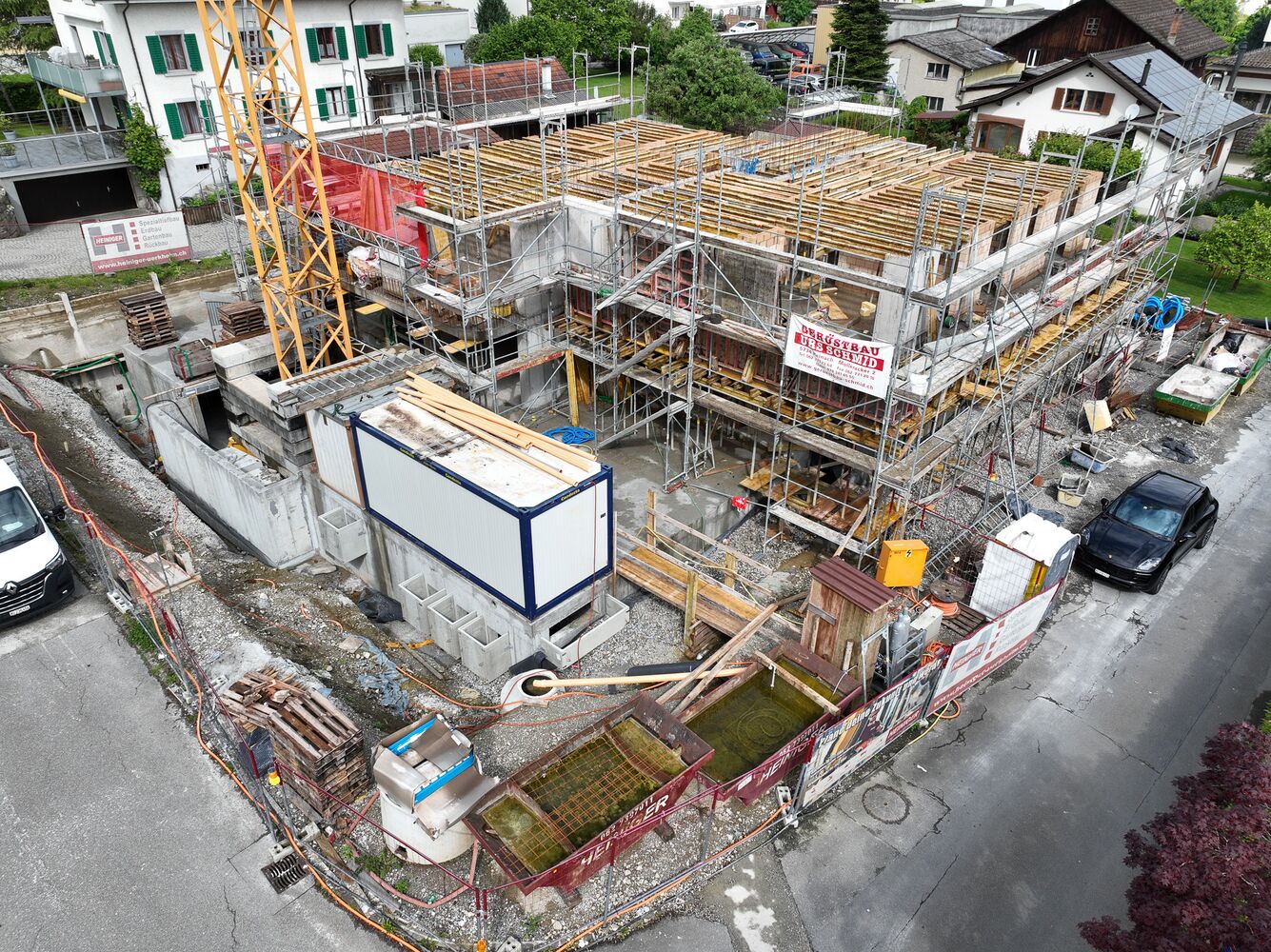 Baustelle eines Wohnhauses mit Gerüst und Kran