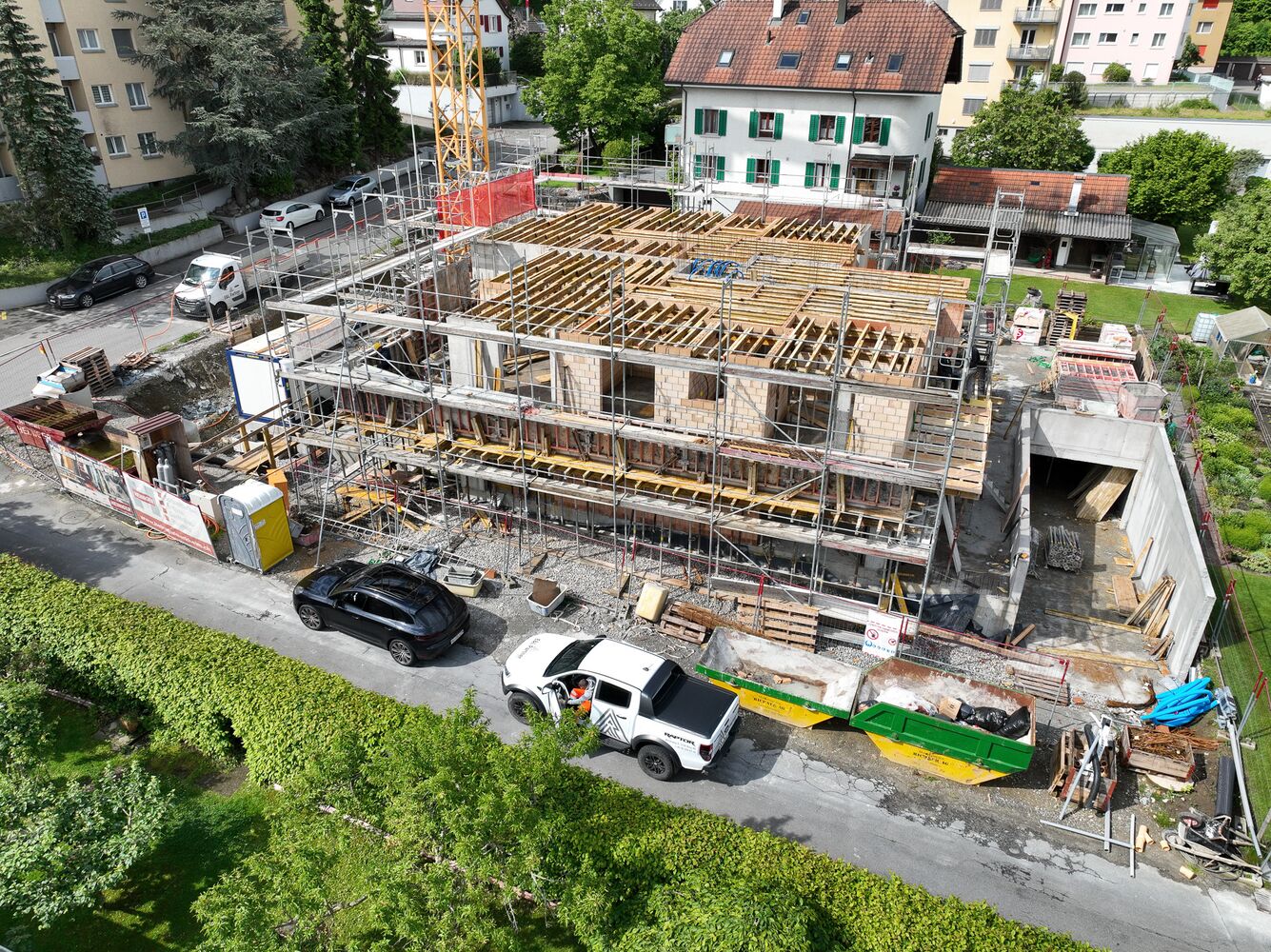 Drohnenansicht einer Baustelle mit Rohbau