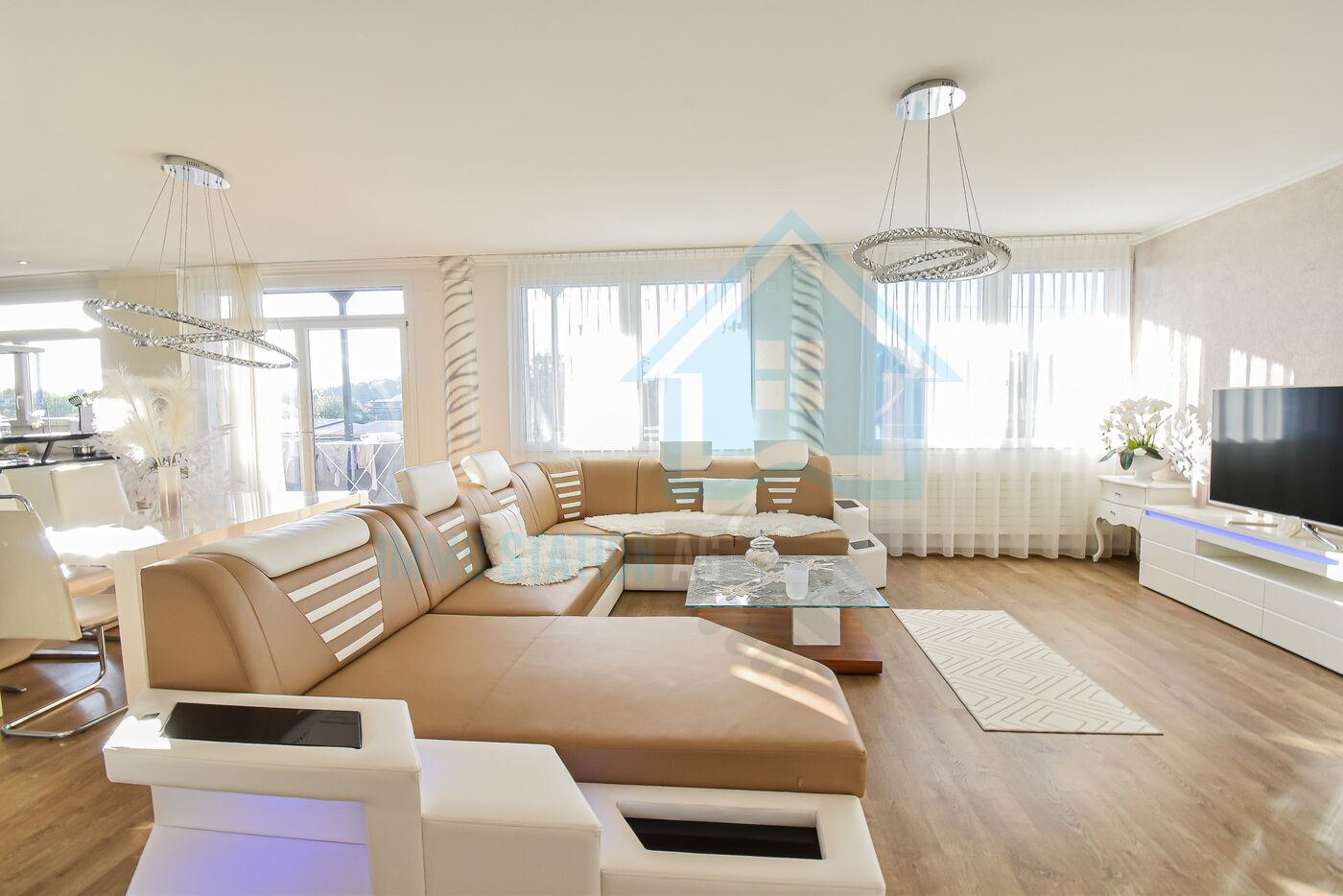 Helles Wohnzimmer mit großer Eckcouch und TV-Möbel