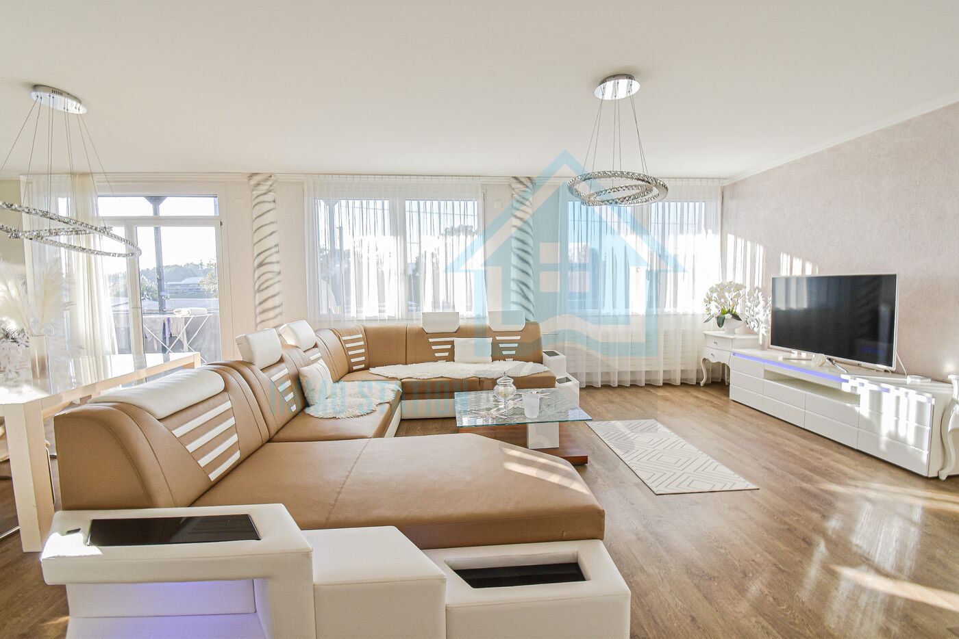 Helles Wohnzimmer mit großer Eckcouch
