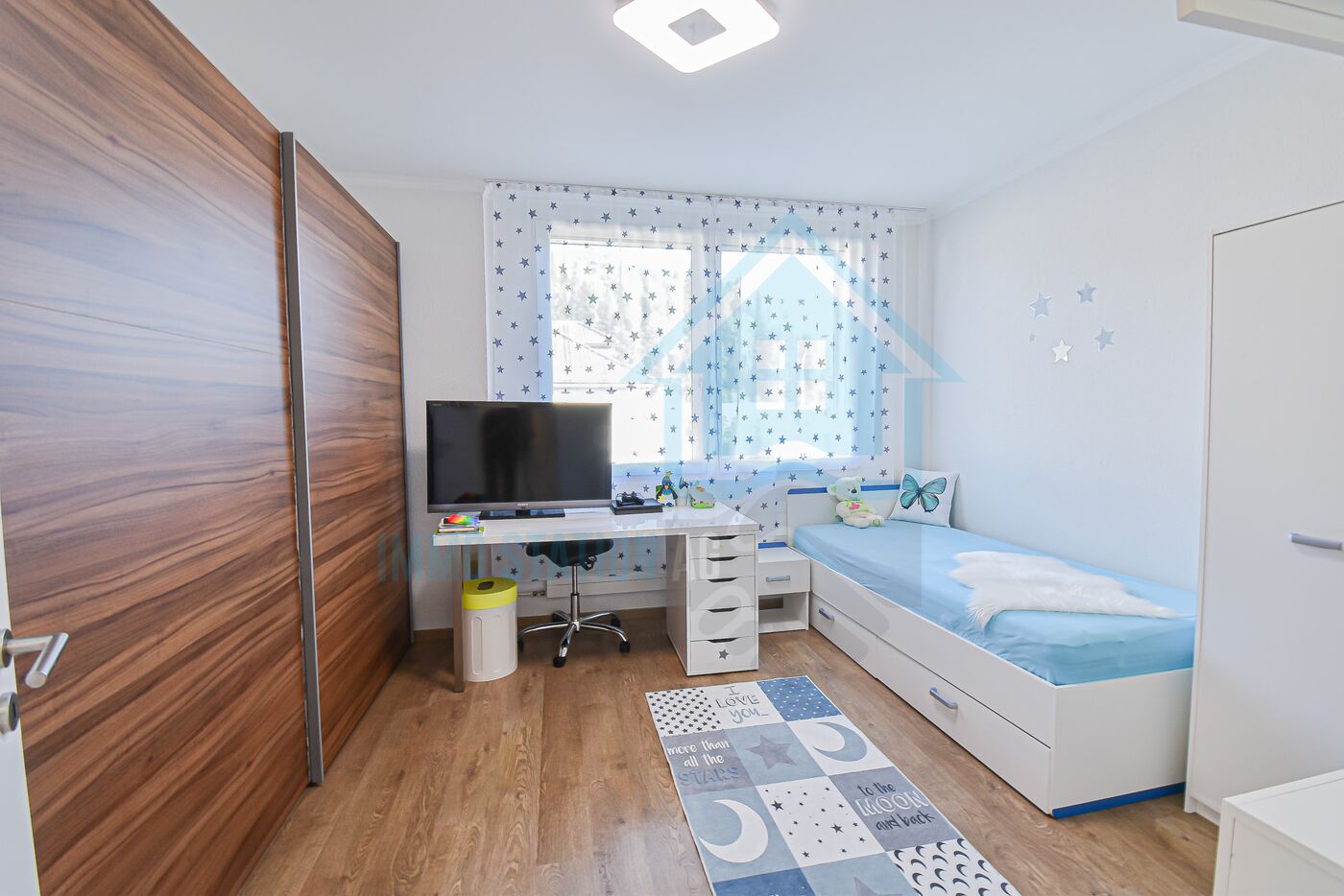 Kinderzimmer mit Bett und Arbeitsplatz
