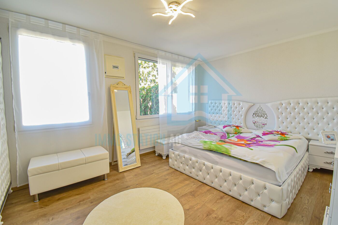 Helles Schlafzimmer mit gepolstertem Bett