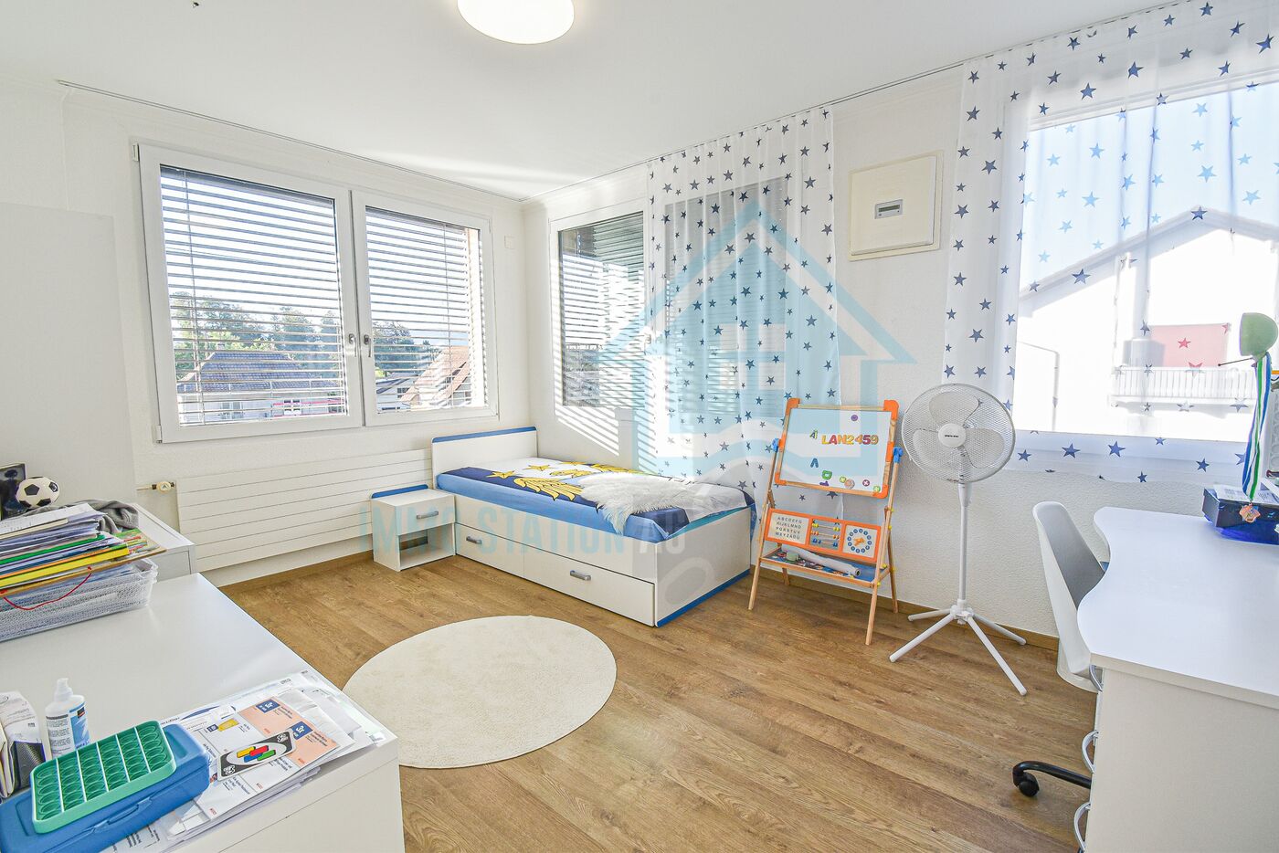 Helles Kinderzimmer mit Fensterfront