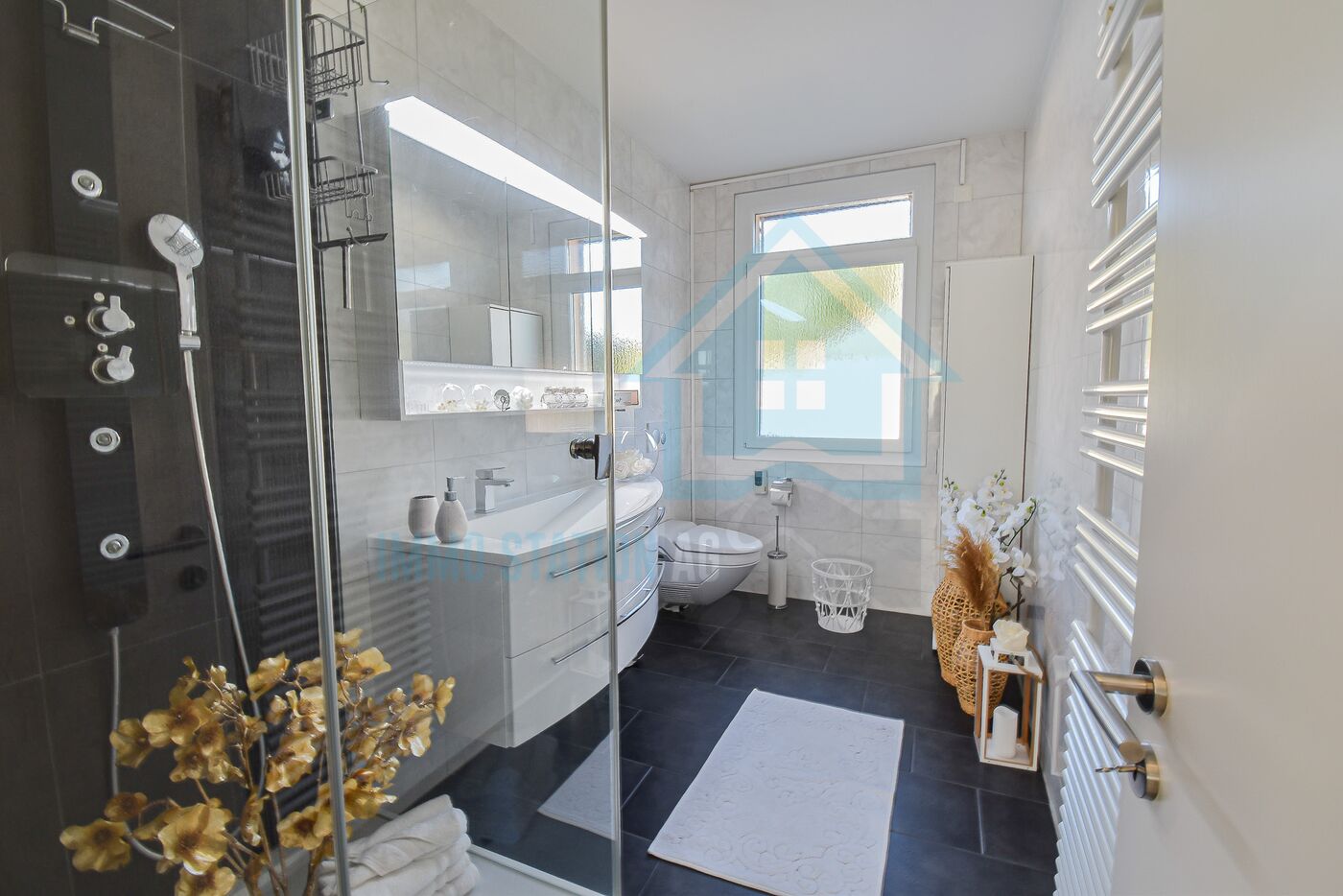 Modernes Badezimmer mit Dusche und WC