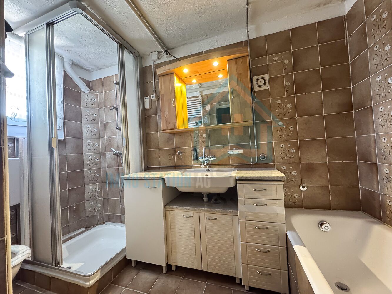 Badezimmer mit Duschkabine und Badewanne