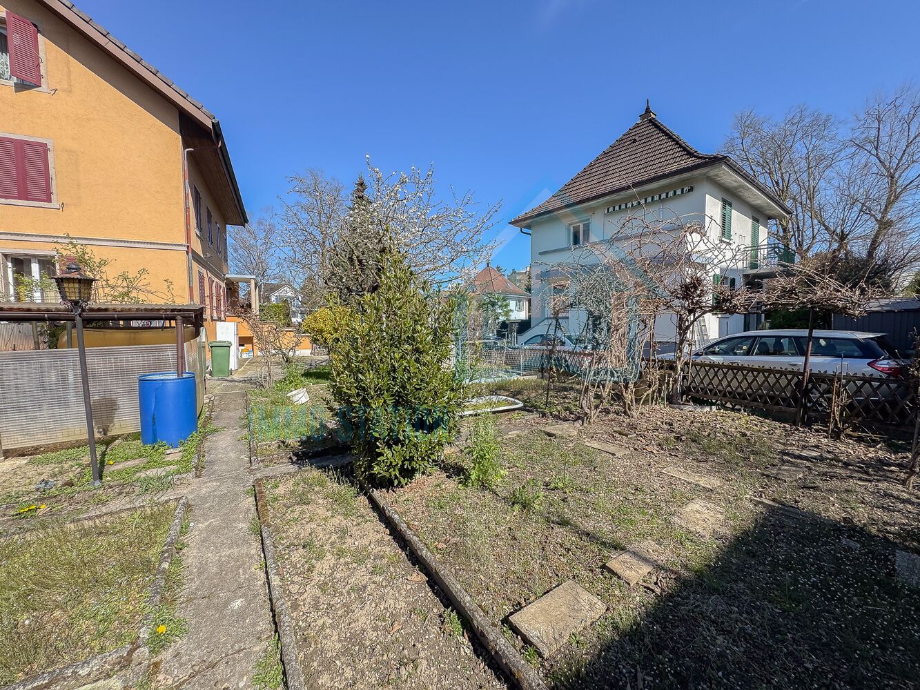 Gartenansicht zwischen zwei Wohnhäusern