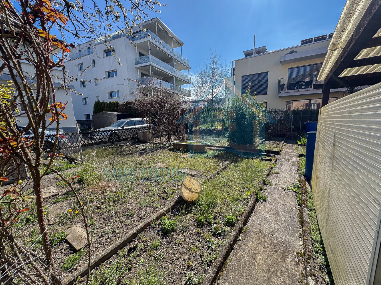 Garten mit Wohnbebauung