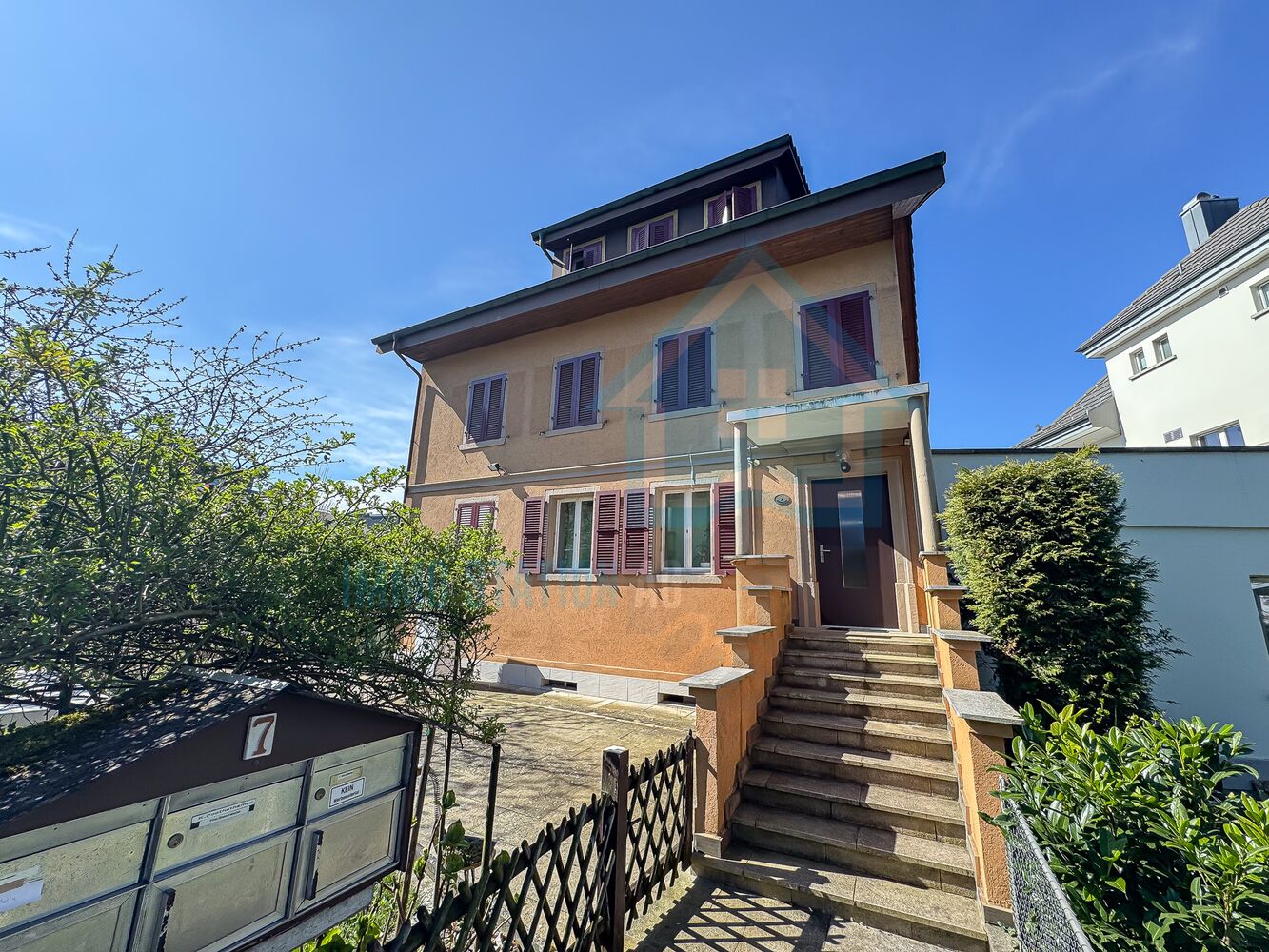 Hausfassade mit Eingangstreppe