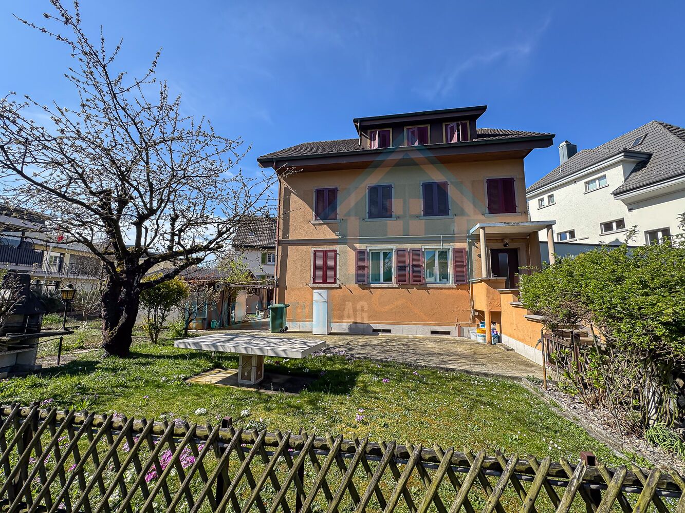 Mediterrane Hausansicht mit Garten