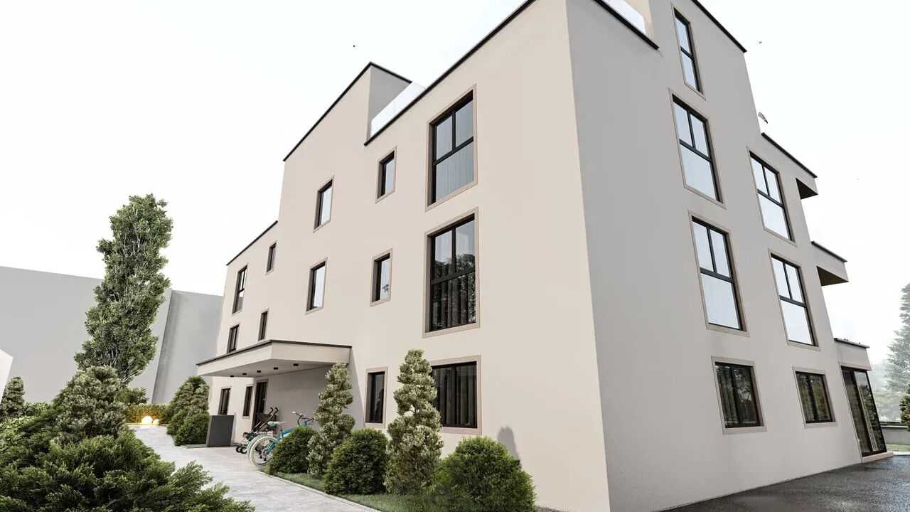 Modernes Mehrfamilienhaus mit hellem Putz und großen Fenstern