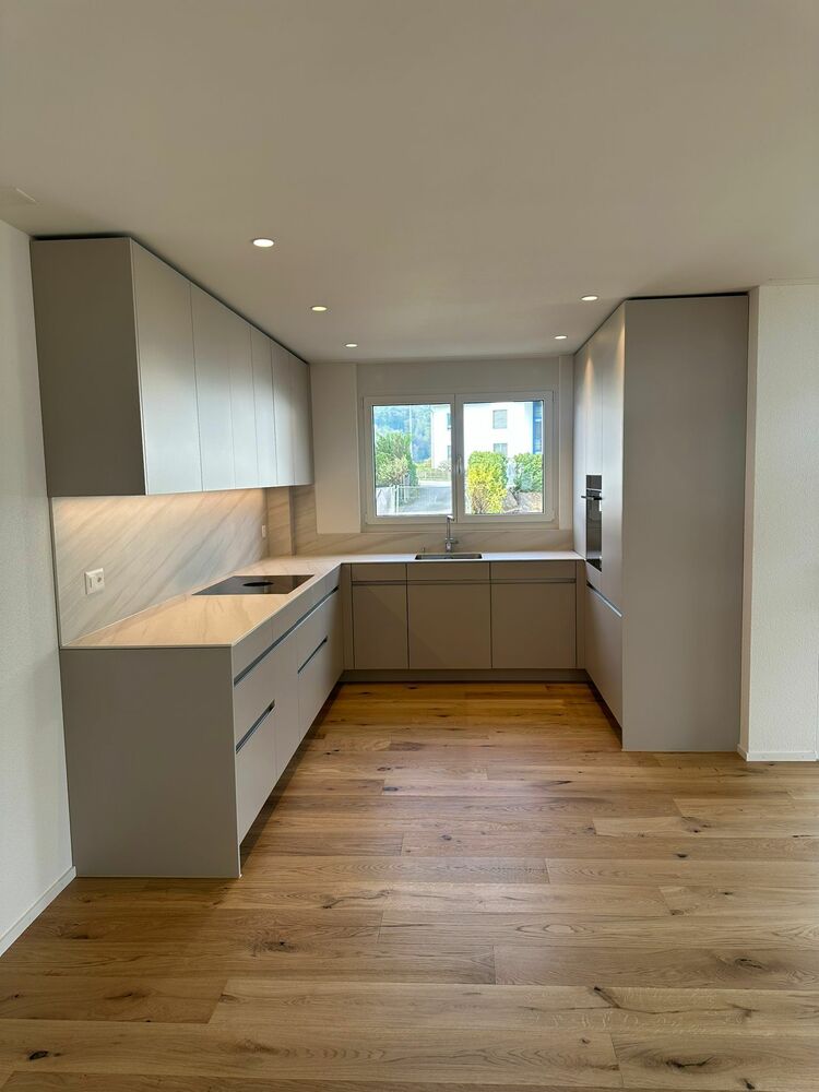 Moderne Einbauküche mit Eichenboden